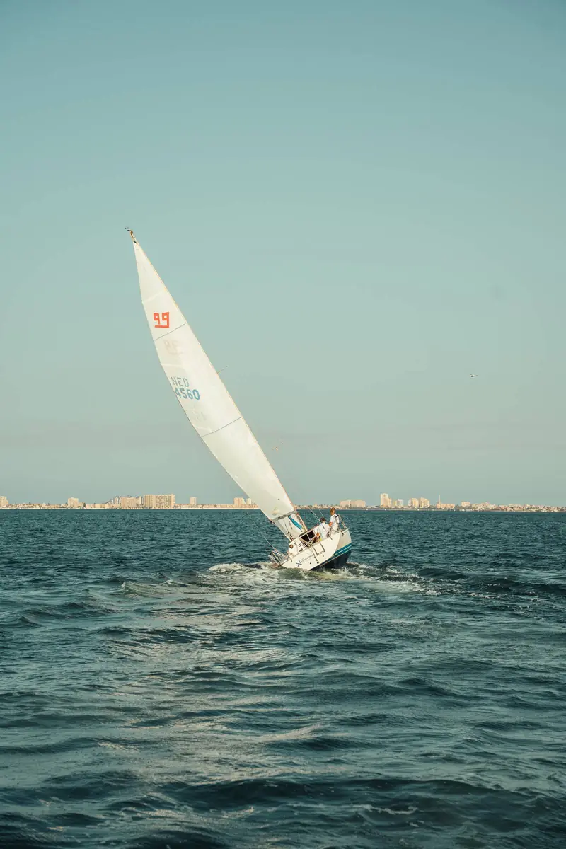 Velero escorado navegando en el Mar Menor
